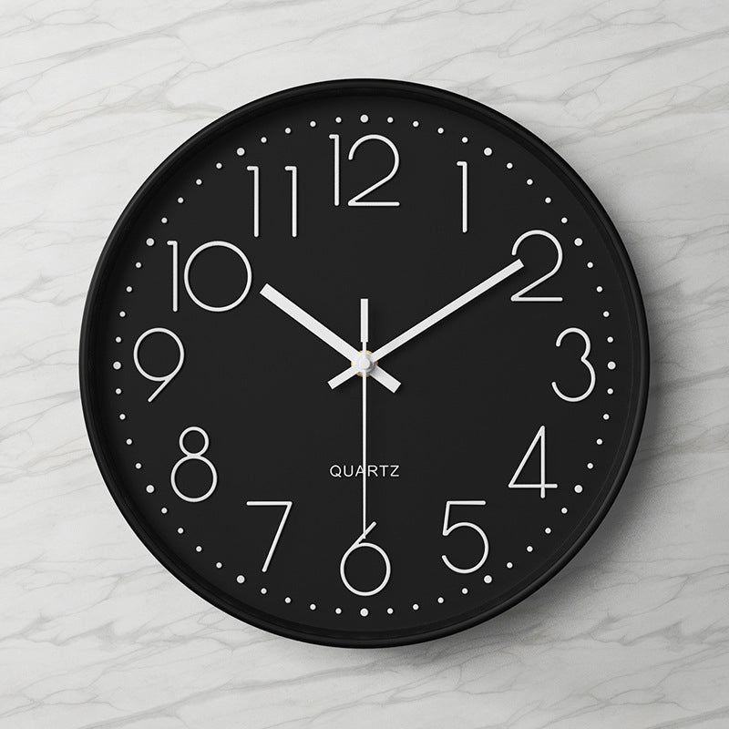 Elegante und geräuschlose Wanduhr mit erhabenen Ziffern