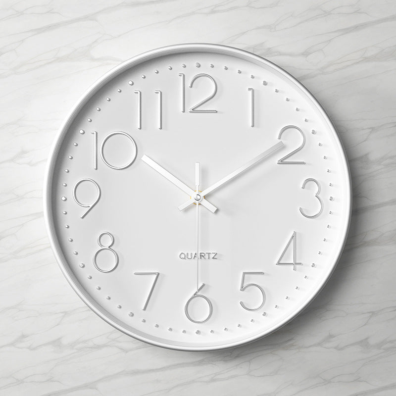 Elegante und geräuschlose Wanduhr mit erhabenen Ziffern