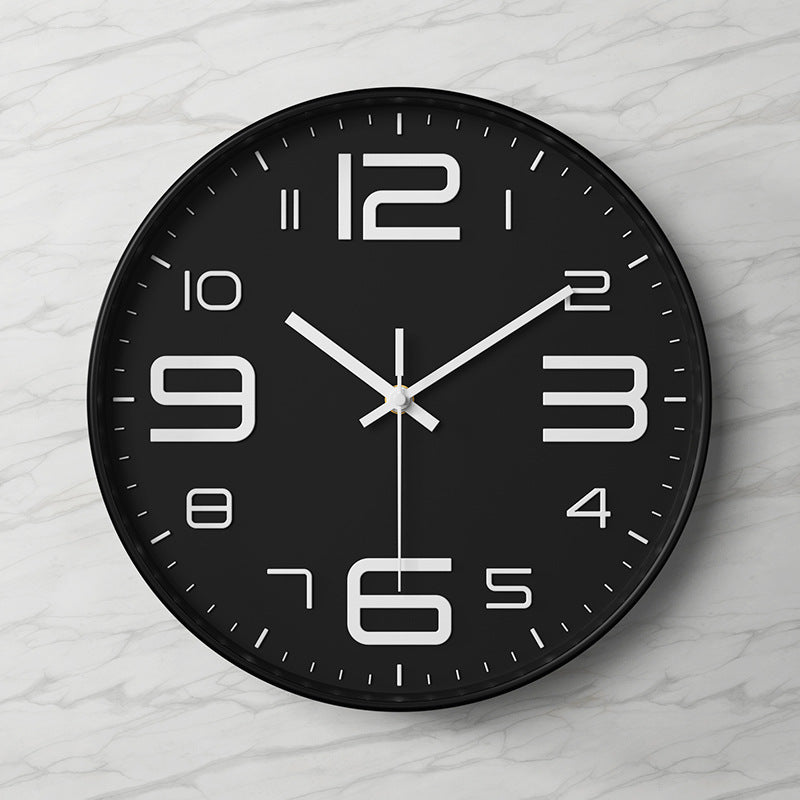 Elegante und geräuschlose Wanduhr mit erhabenen Ziffern