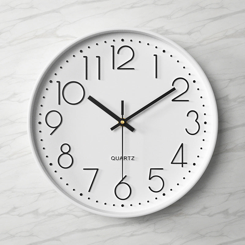 Elegante und geräuschlose Wanduhr mit erhabenen Ziffern