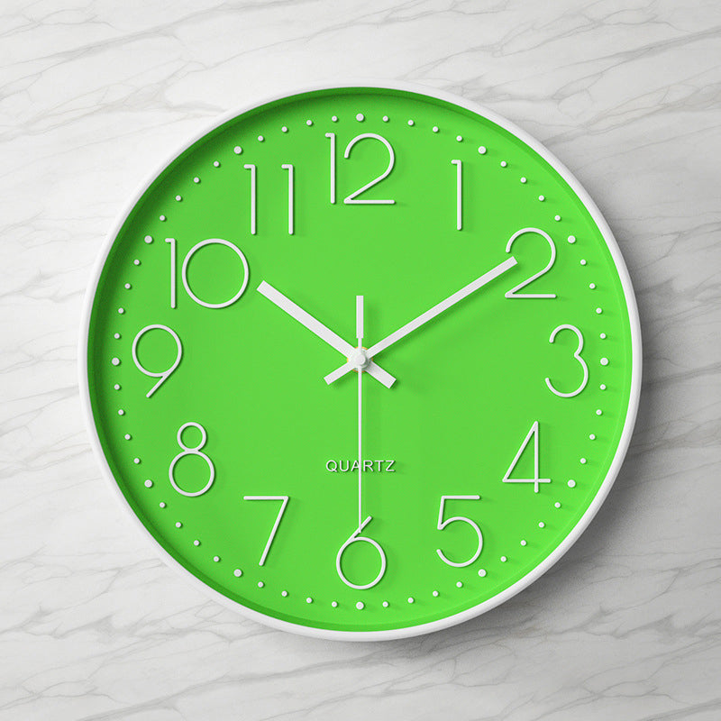 Elegante und geräuschlose Wanduhr mit erhabenen Ziffern