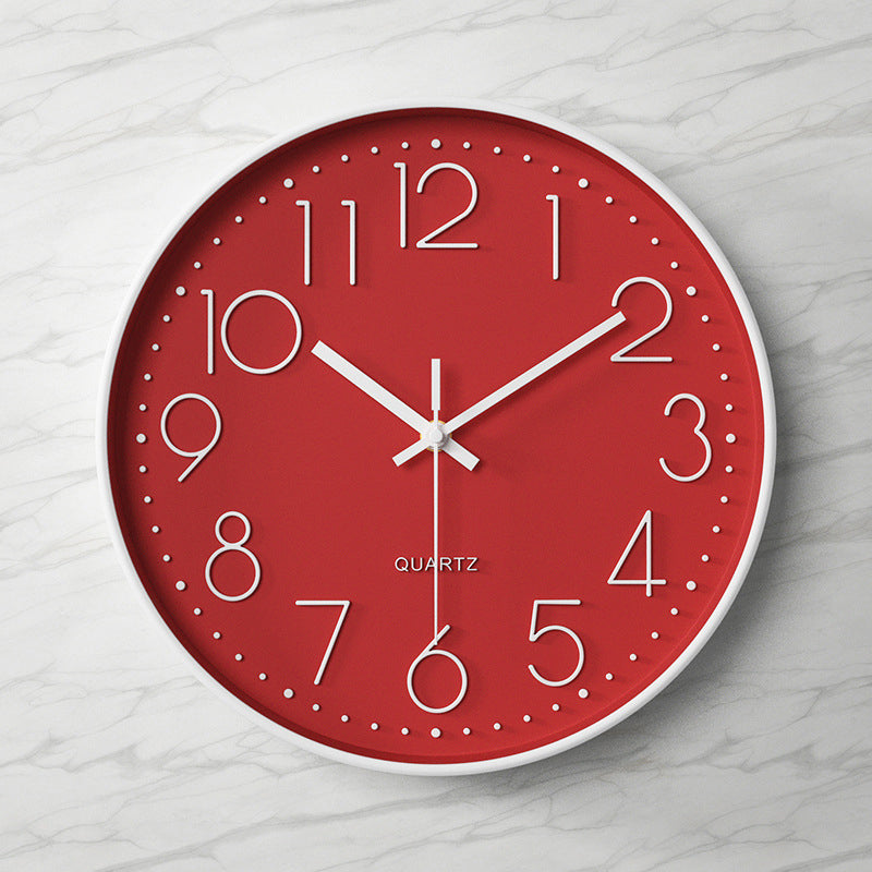 Elegante und geräuschlose Wanduhr mit erhabenen Ziffern