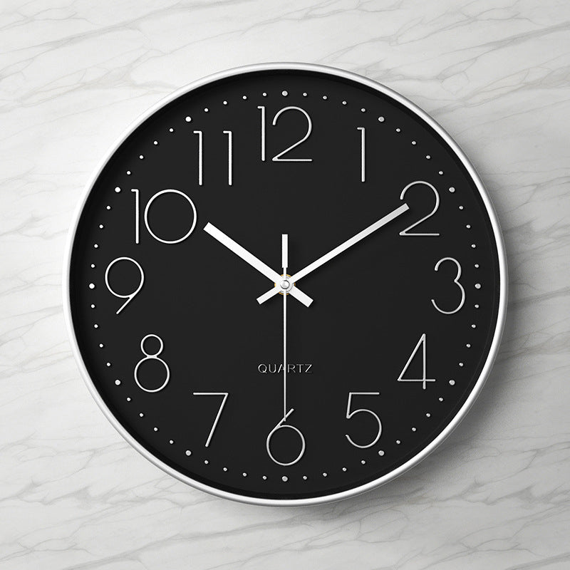 Elegante und geräuschlose Wanduhr mit erhabenen Ziffern