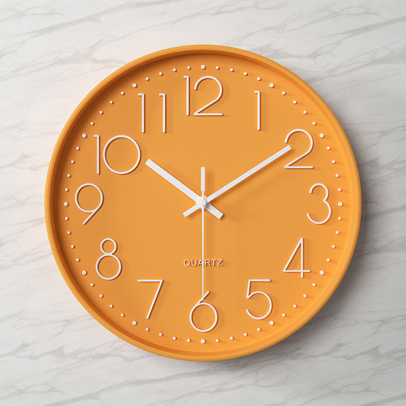 Elegante und geräuschlose Wanduhr mit erhabenen Ziffern