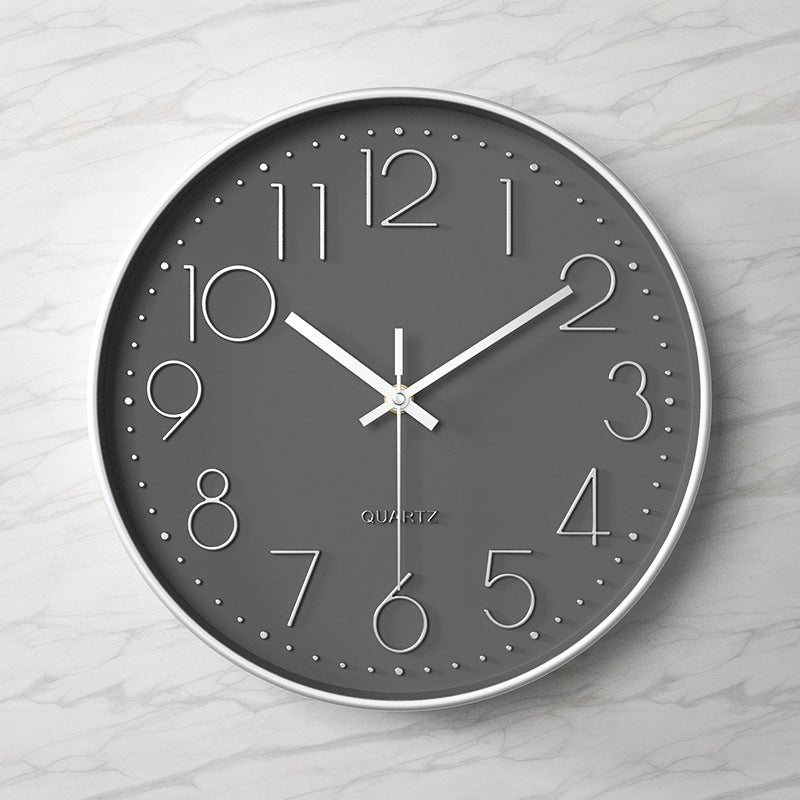 Elegante und geräuschlose Wanduhr mit erhabenen Ziffern