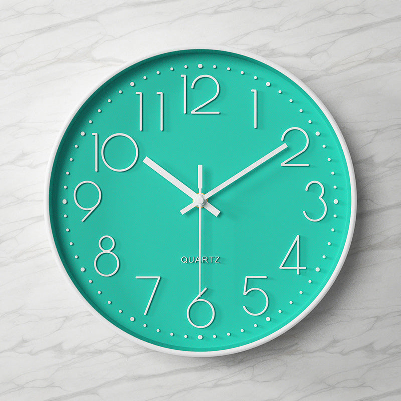Elegante und geräuschlose Wanduhr mit erhabenen Ziffern