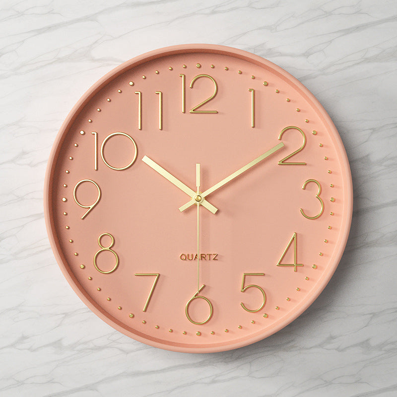 Elegante und geräuschlose Wanduhr mit erhabenen Ziffern