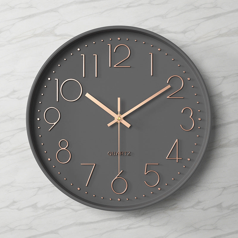 Elegante und geräuschlose Wanduhr mit erhabenen Ziffern