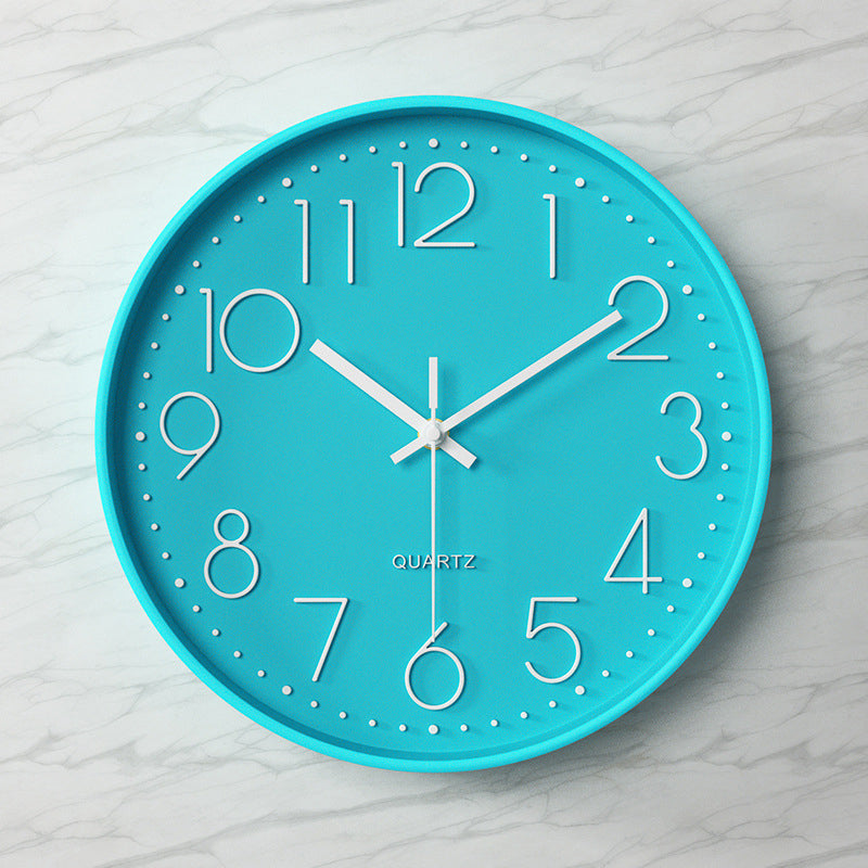 Elegante und geräuschlose Wanduhr mit erhabenen Ziffern