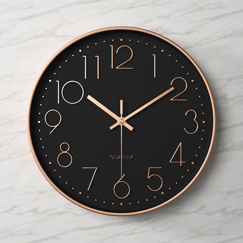 Elegante und geräuschlose Wanduhr mit erhabenen Ziffern