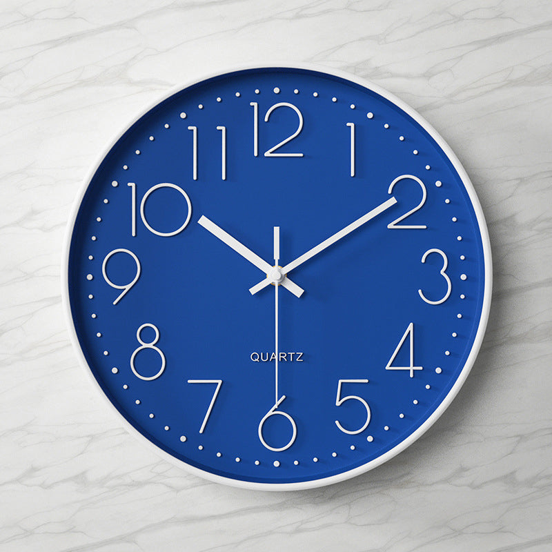 Elegante und geräuschlose Wanduhr mit erhabenen Ziffern
