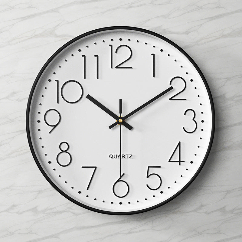 Elegante und geräuschlose Wanduhr mit erhabenen Ziffern