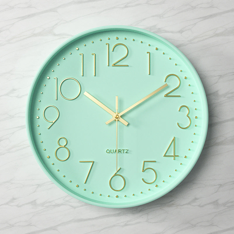 Elegante und geräuschlose Wanduhr mit erhabenen Ziffern