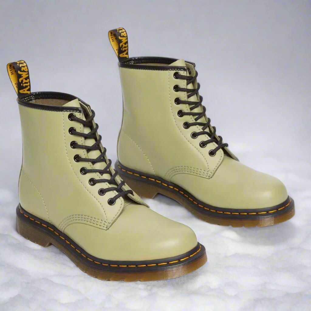 Trendige Kampfstiefel im klassischen Design