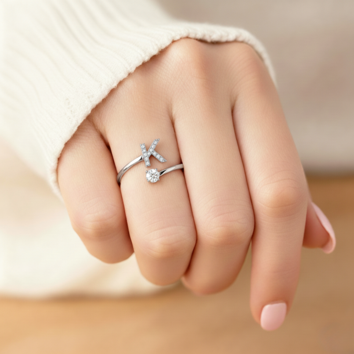 MonoCharm | Verstellbarer Initialring Classic mit Geschenkbox und Kartenbotschaft