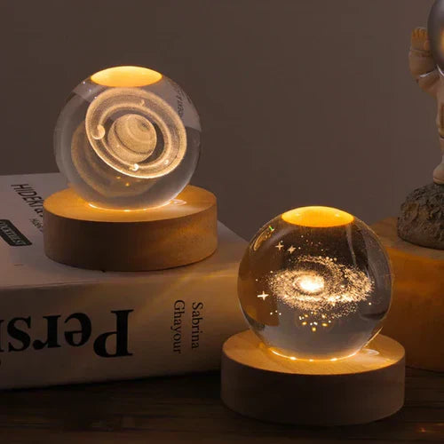 AstroGlobe 3D Lampe – Kugelförmige Holz-Tischlampe mit Warm-LED-Licht und Planeten-Design
