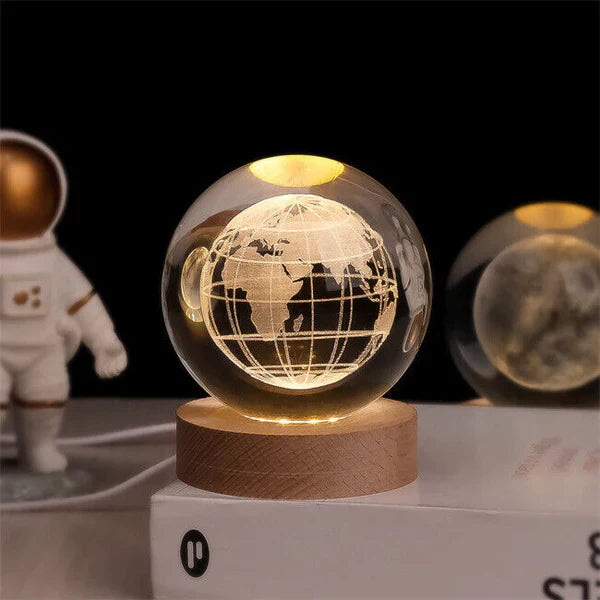 AstroGlobe 3D Lampe – Kugelförmige Holz-Tischlampe mit Warm-LED-Licht und Planeten-Design