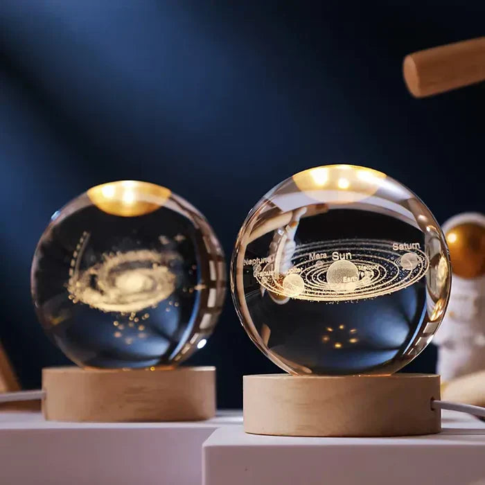 AstroGlobe 3D Lampe – Kugelförmige Holz-Tischlampe mit Warm-LED-Licht und Planeten-Design