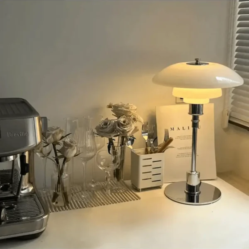 Moderne Tischlampe mit sanfter Ambientebeleuchtung