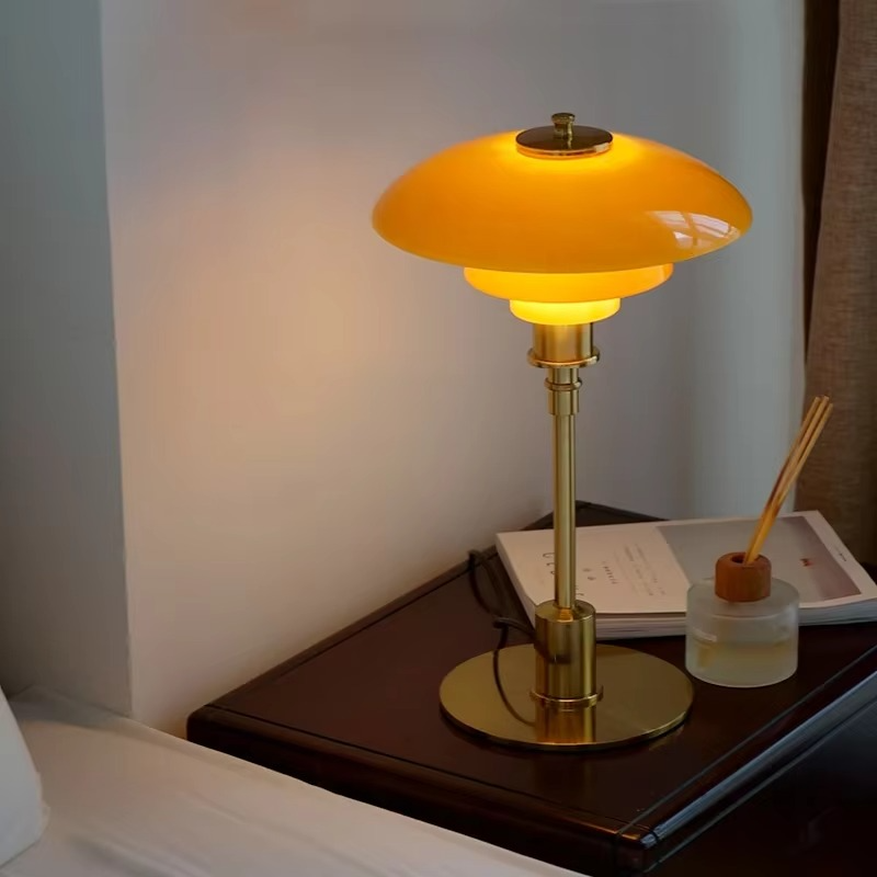 Moderne Tischlampe mit sanfter Ambientebeleuchtung