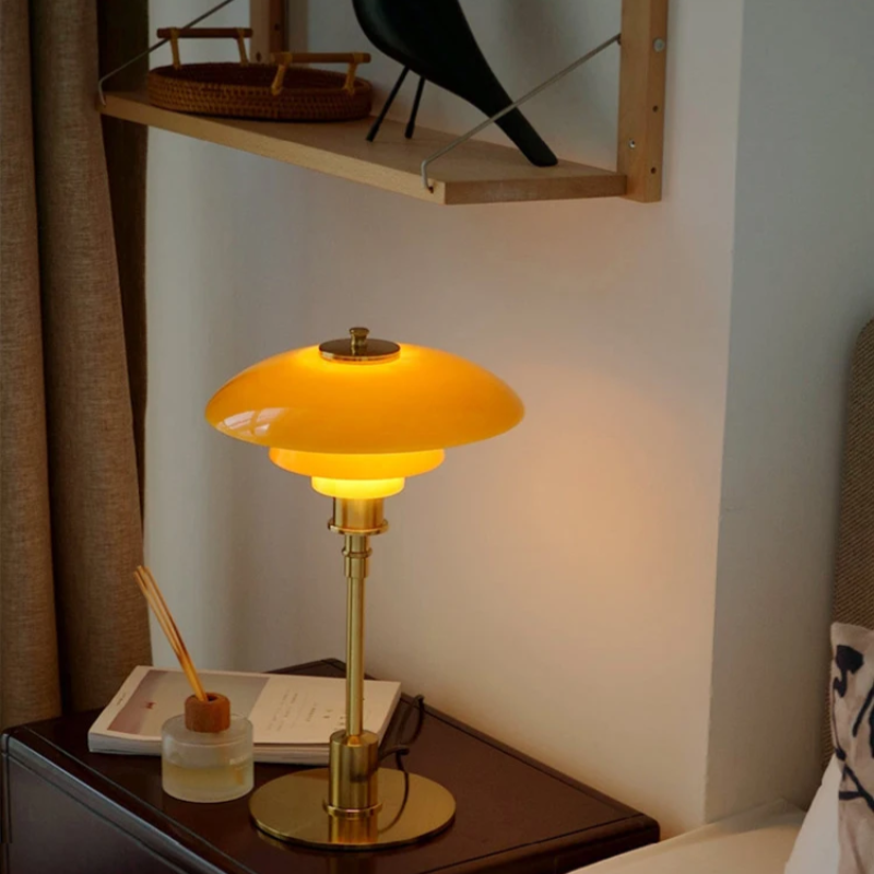 Moderne Tischlampe mit sanfter Ambientebeleuchtung