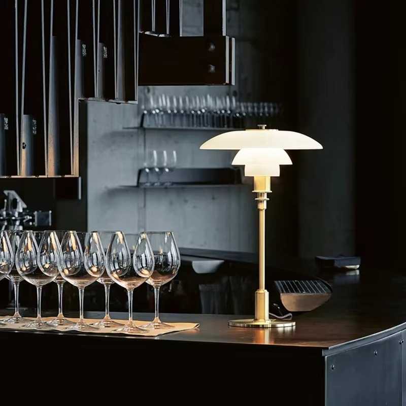 Moderne Tischlampe mit sanfter Ambientebeleuchtung