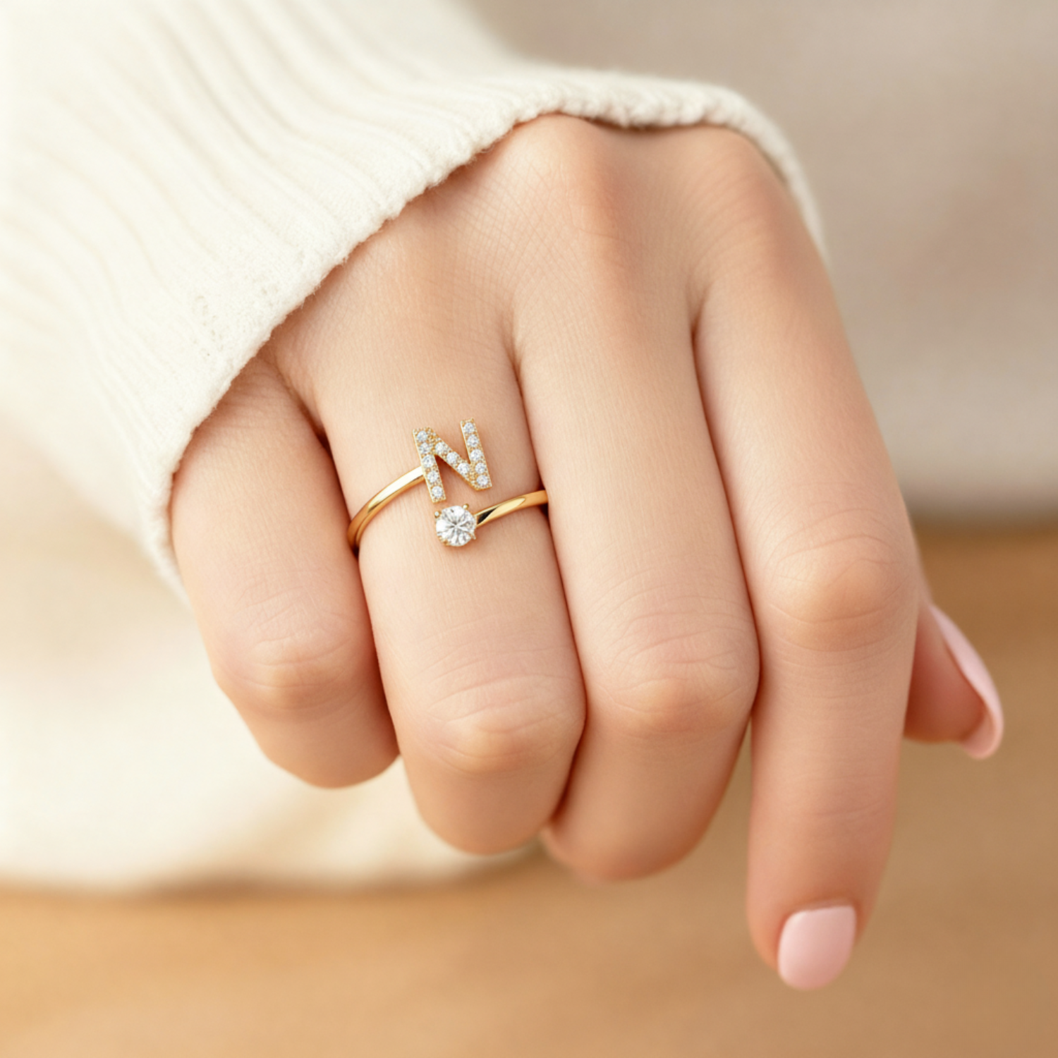 MonoCharm | Verstellbarer Initialring Classic mit Geschenkbox und Kartenbotschaft