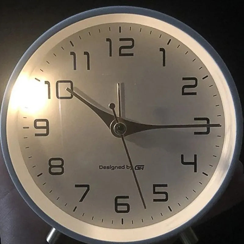 Moderne skandinavische stille Tischuhr