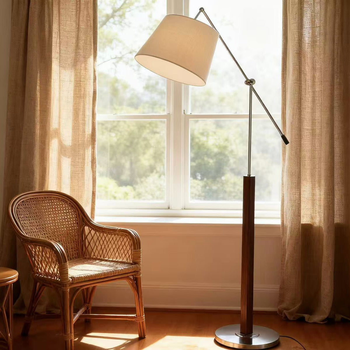Verstellbare Stehlampe mit Dreharm – Funktionale Designlampe