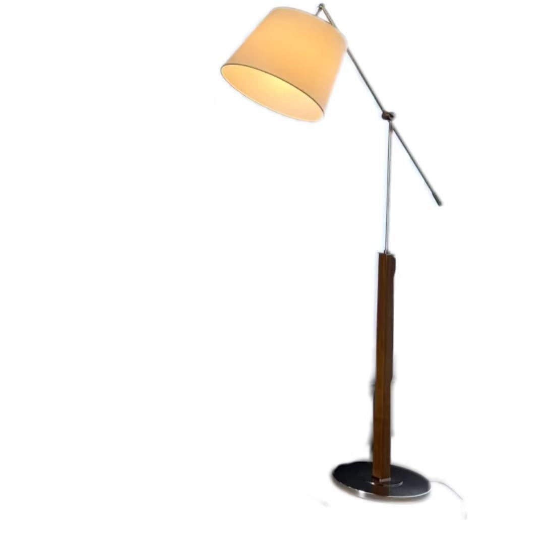Verstellbare Stehlampe mit Dreharm – Funktionale Designlampe