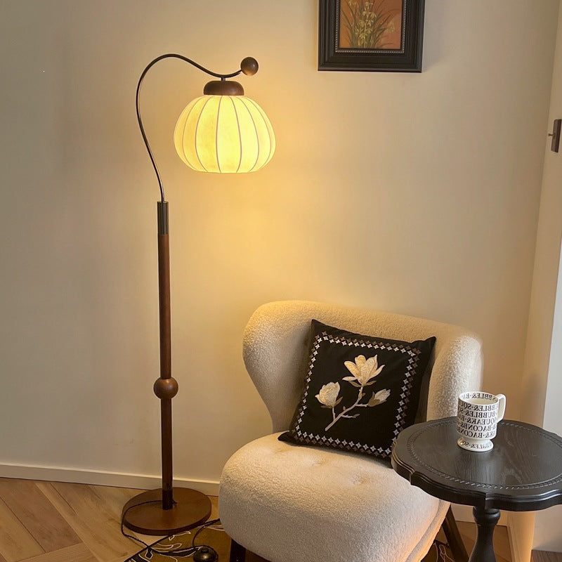Gebogene Stehlampe mit Verstellbarem Lampenschirm – Moderne Designlampe