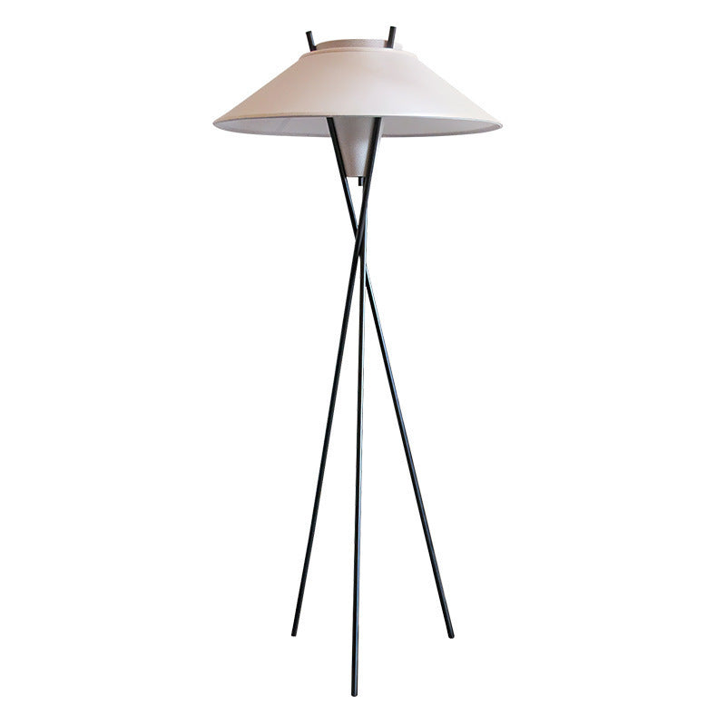 Minimalistische Dreibein Stehlampe – Moderne Designlampe für das Wohnzimmer