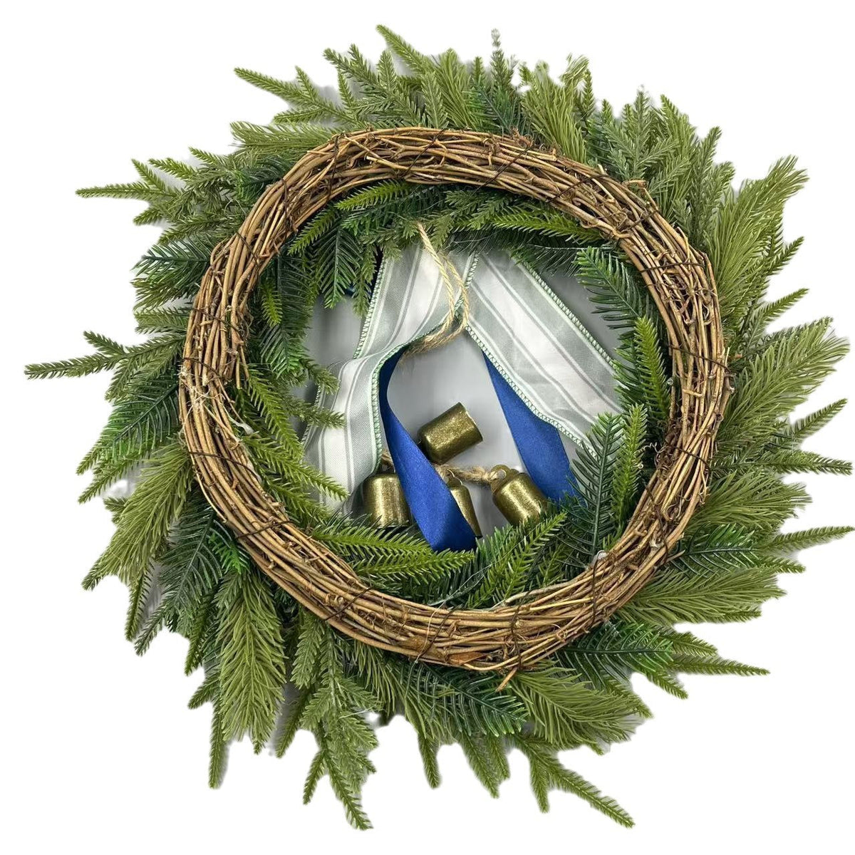 Kerstkrans mit dekorativem Schleife und Glocken – Festliche Türdekoration