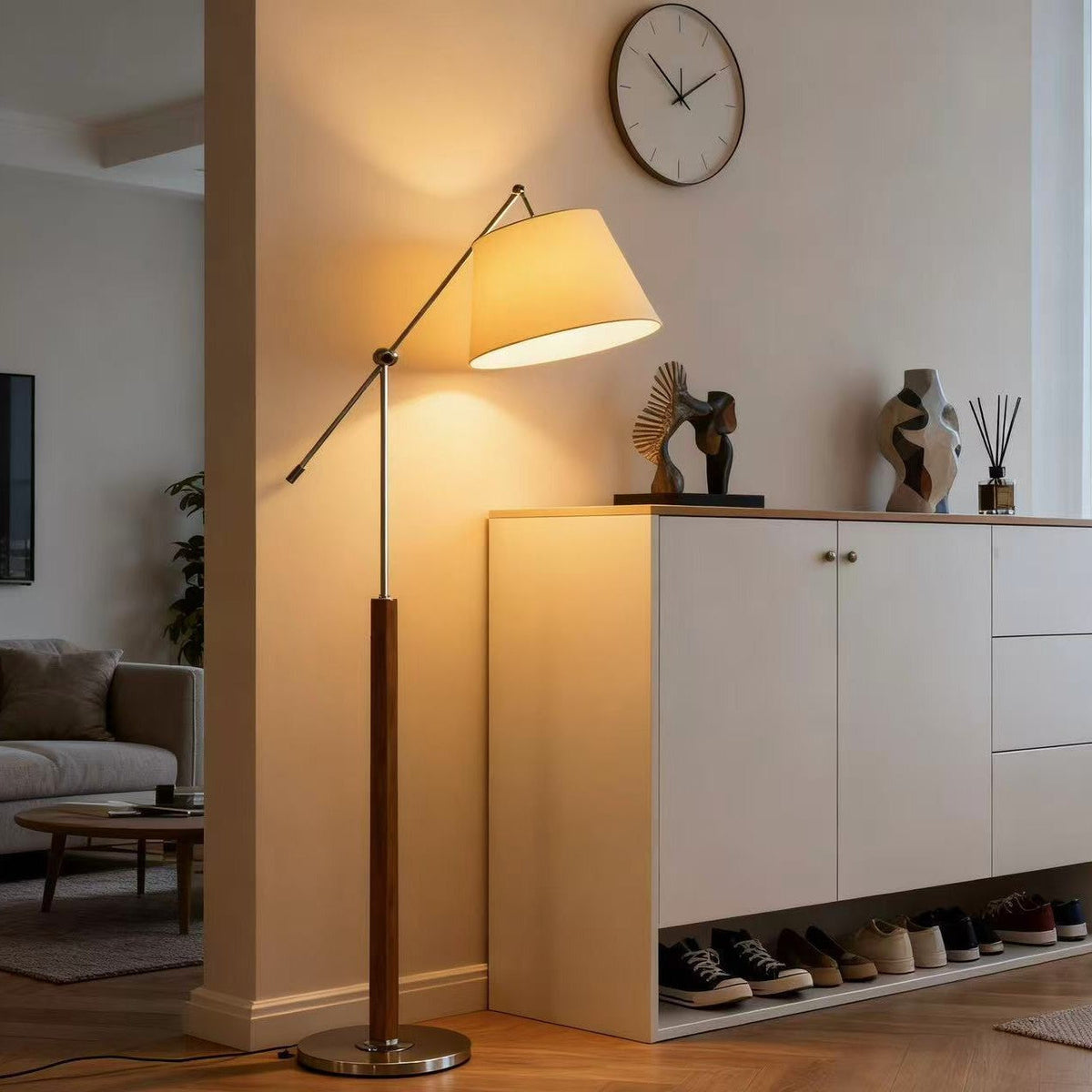 Verstellbare Stehlampe mit Dreharm – Funktionale Designlampe