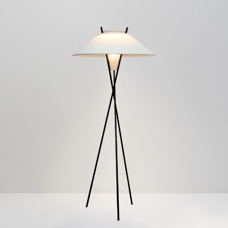 Minimalistische Dreibein Stehlampe – Moderne Designlampe für das Wohnzimmer