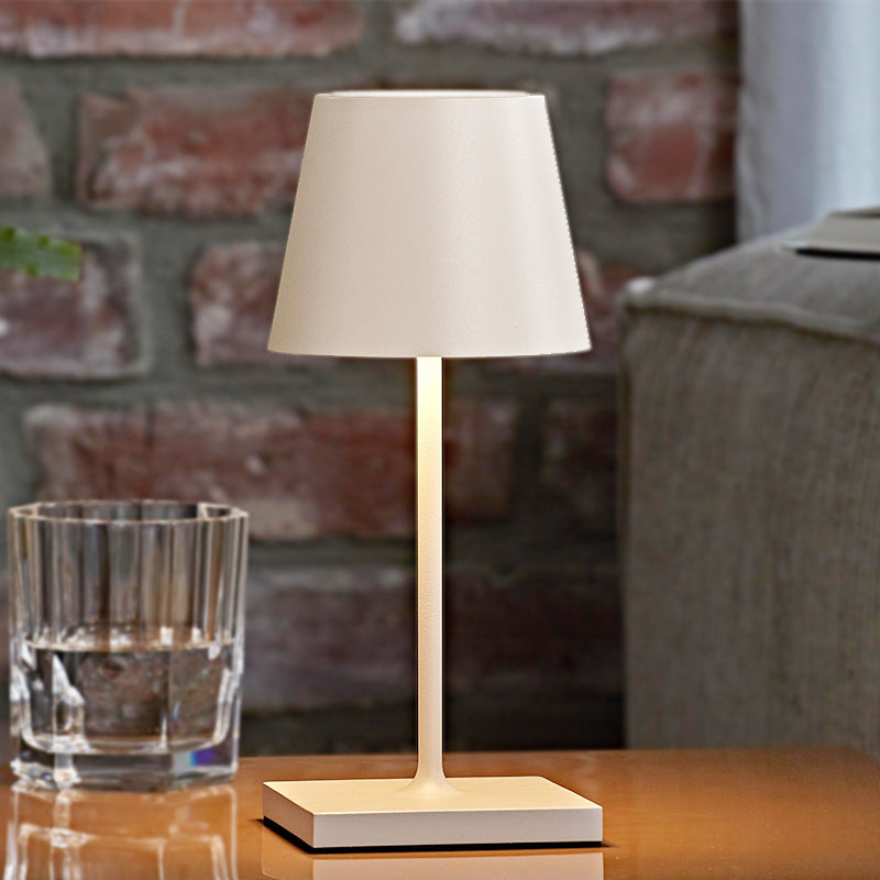 Kabellampe mit USB-Akku im modernen Design