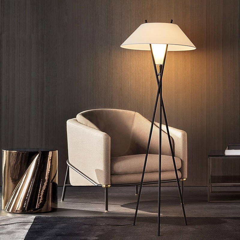 Minimalistische Dreibein Stehlampe – Moderne Designlampe für das Wohnzimmer