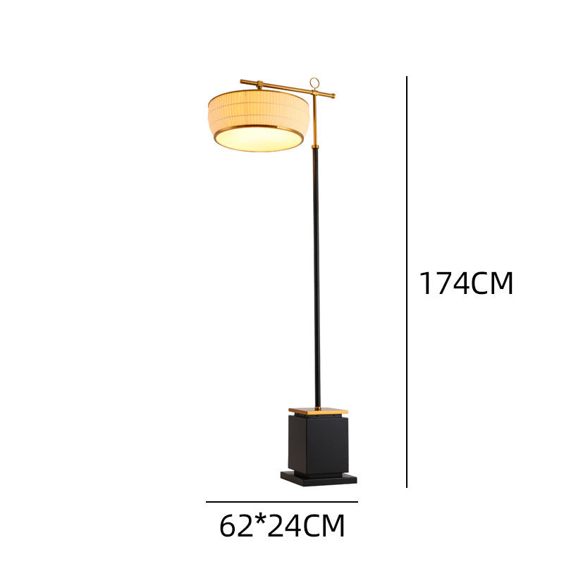 Elegante Stehlampe mit geometrischem Fuß – Höhenverstellbare Designlampe