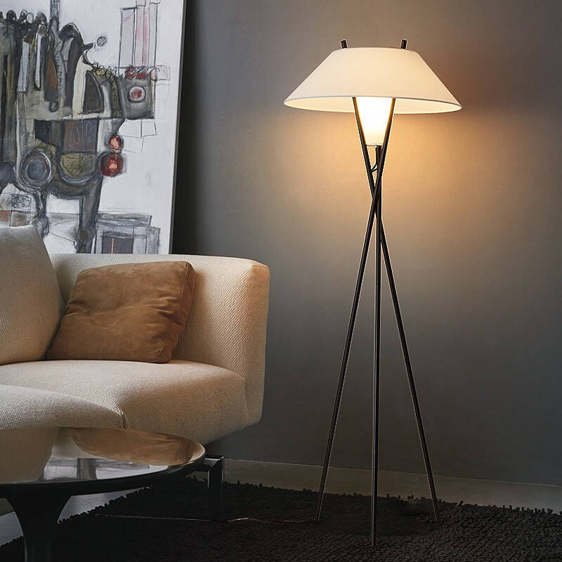 Minimalistische Dreibein Stehlampe – Moderne Designlampe für das Wohnzimmer