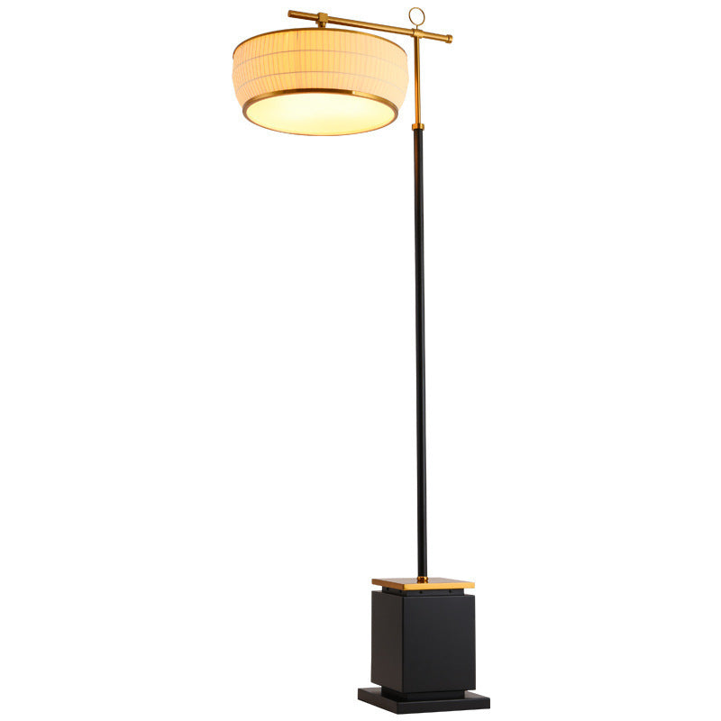 Elegante Stehlampe mit geometrischem Fuß – Höhenverstellbare Designlampe