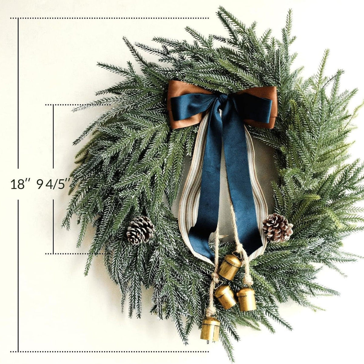 Kerstkrans mit dekorativem Schleife und Glocken – Festliche Türdekoration