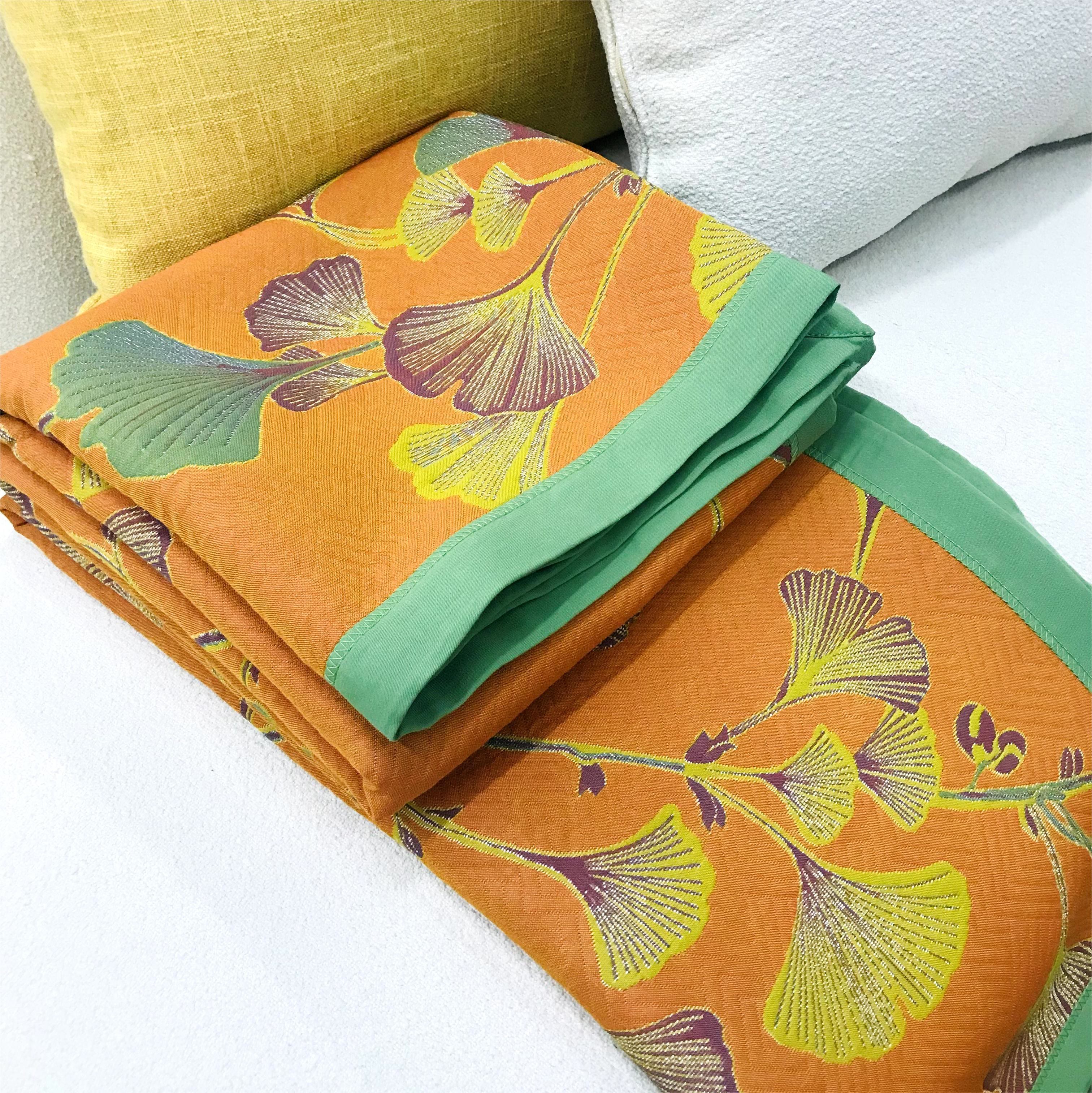 Umkehrbare Steppdecke mit Ginkgoblättern aus Jacquardbaumwolle