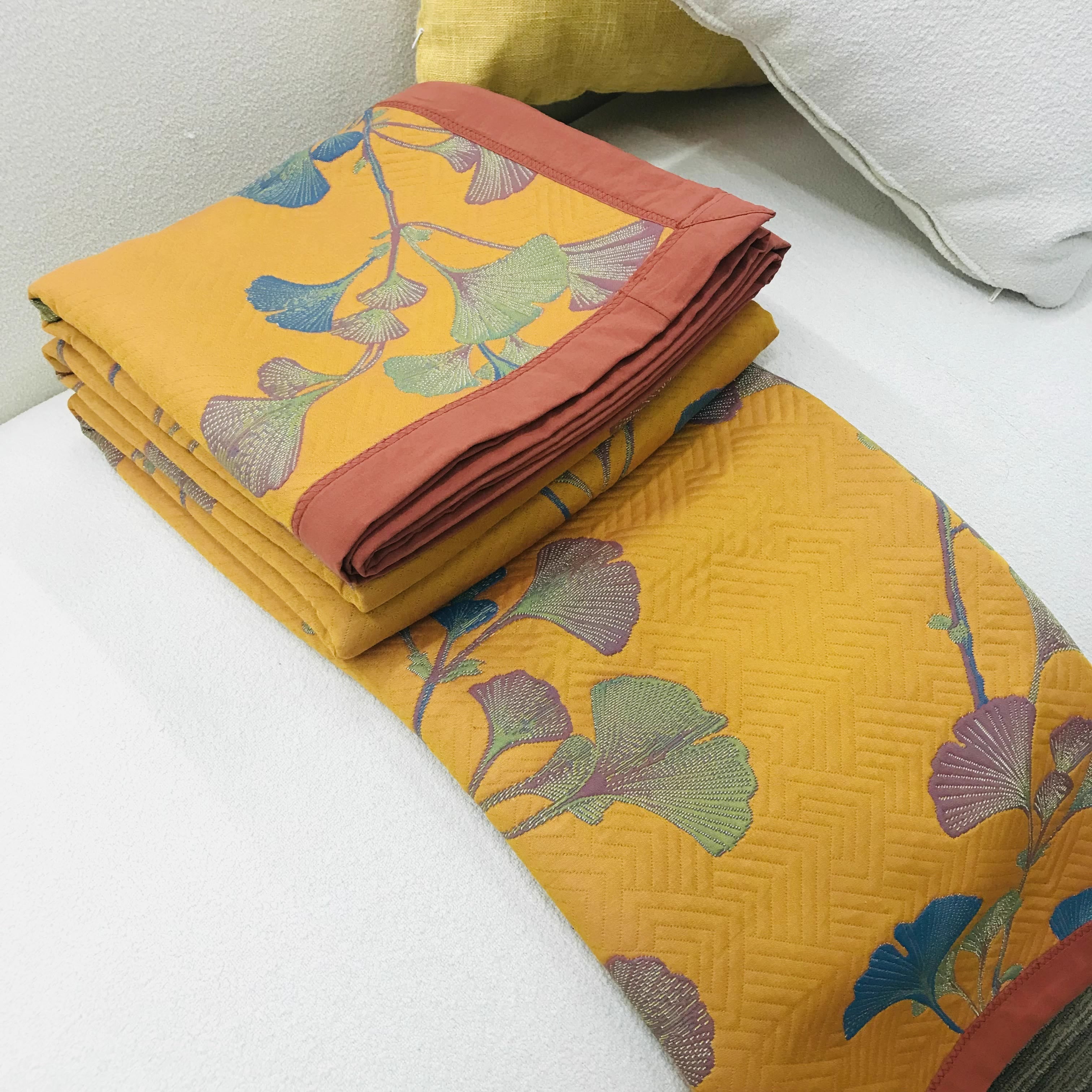 Umkehrbare Steppdecke mit Ginkgoblättern aus Jacquardbaumwolle