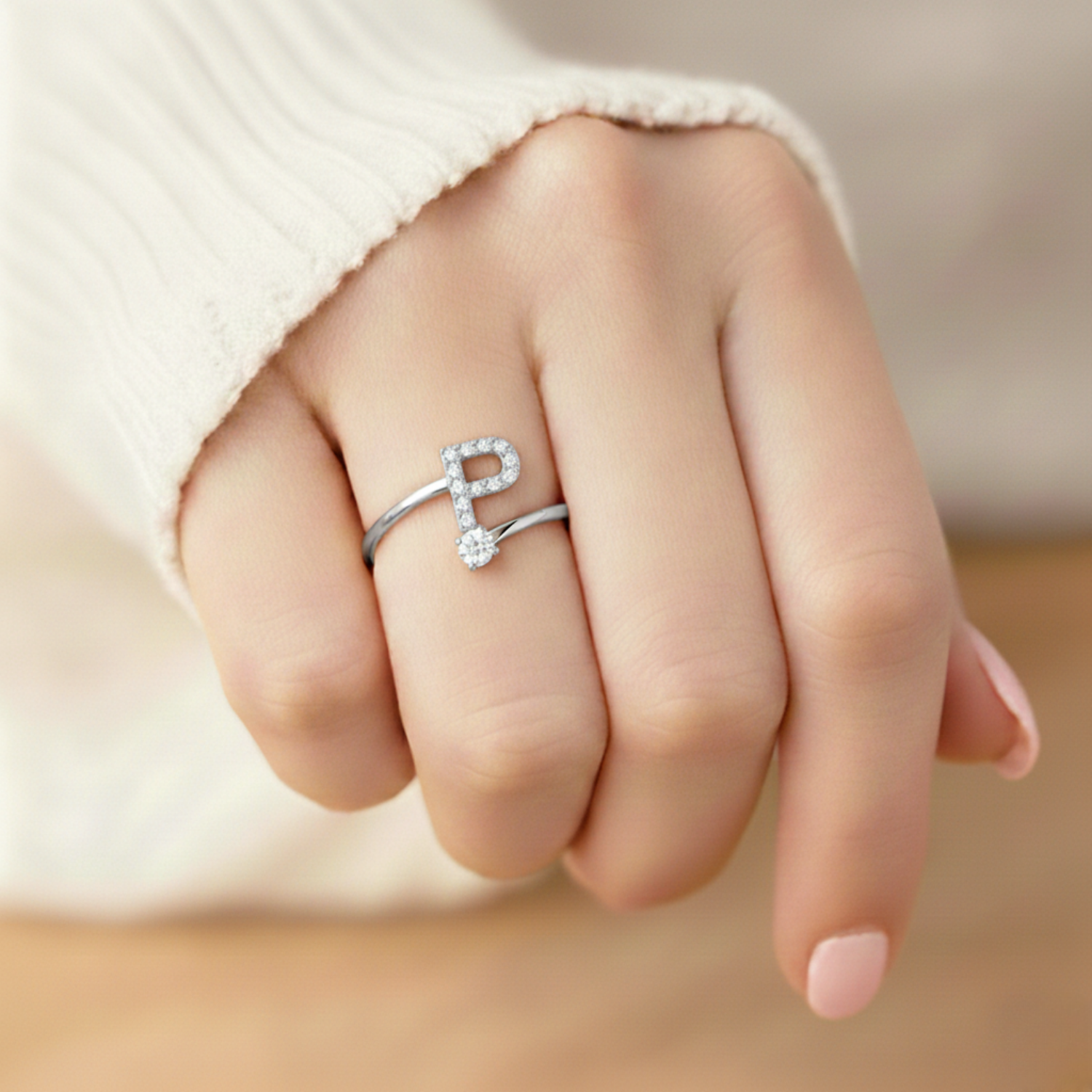MonoCharm | Verstellbarer Initialring Classic mit Geschenkbox und Kartenbotschaft