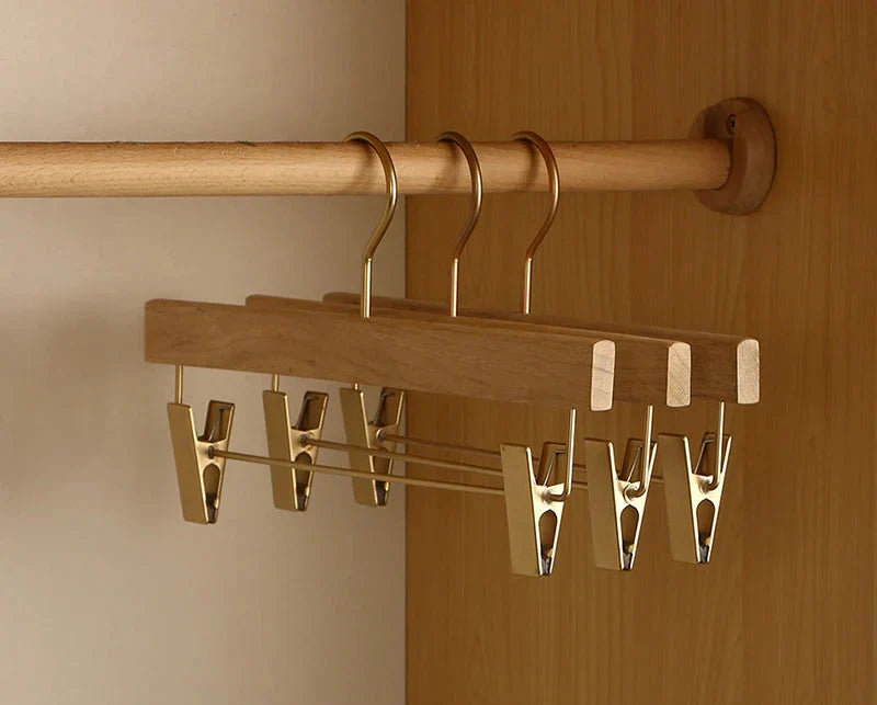 Set aus 2 Premium Kampherholz Kleiderbügel mit Breiten Schultern für die Kleidungsorganisation