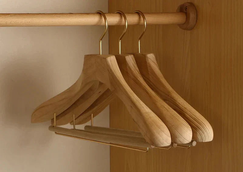 Set aus 2 Premium Kampherholz Kleiderbügel mit Breiten Schultern für die Kleidungsorganisation