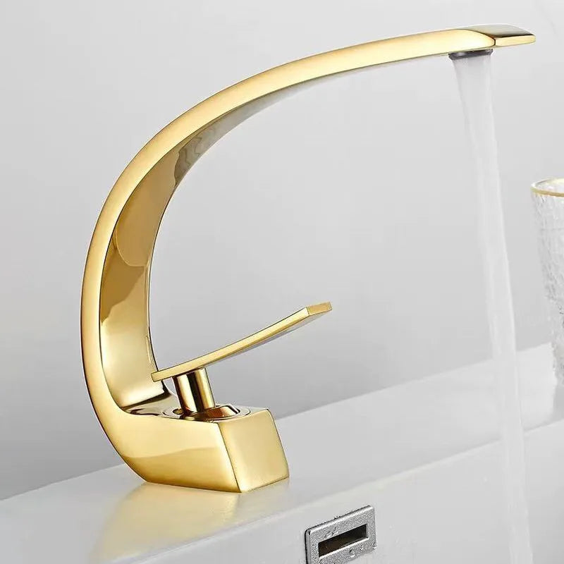 Luxuriater Wasserhahn Elegantes Design für Dein Badezimmer