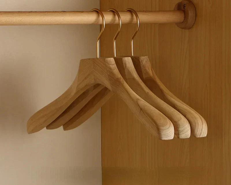 Aurora Breite Schulter Holzkleiderbügel – Premium Kampherholz Anzug- & Mantelorganizer (Set von 2)