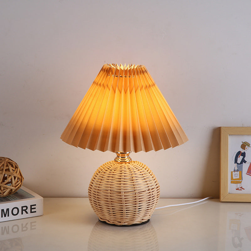 Nordic Rattan Faltstoff Kegelform LED Tischlampe 1-Lampe