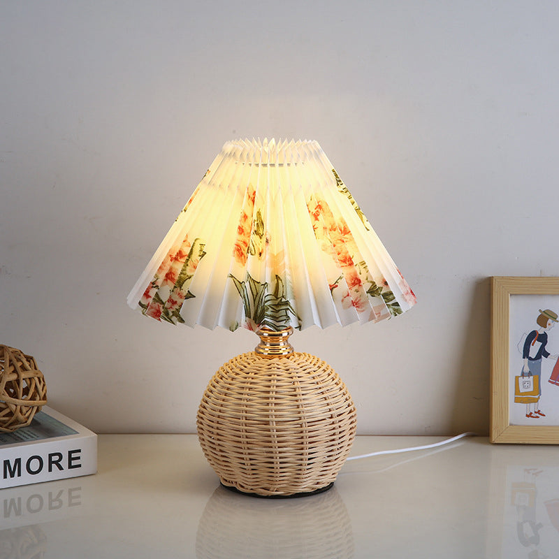 Nordic Rattan Faltstoff Kegelform LED Tischlampe 1-Lampe